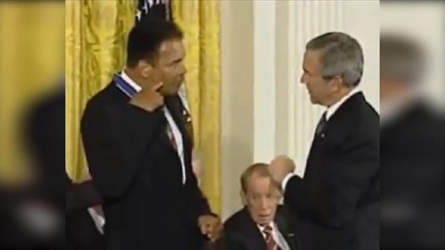 [Resim: muhammed-alinin-george-bush-yaptığı-hareket.jpg]